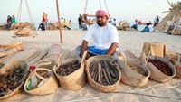 Belanja oleh-oleh jangan cuma di mal, di Doha ada pasar tradisional di pinggir pantai yang menjual beragam barang-barang khas Qatar. (Sidhik Keerantakath/Getty Images)  