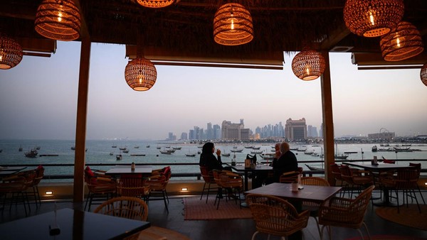 Lelah jalan-jalan, jangan khawatir! Di Desa Budaya Katara, Doha, banyak kafe-kafe yang nyaman. Kamu bisa bersantai di teras kafe sambil memandangi laut. (Anne Cristine Poujoulat/AFP/Getty Images)  