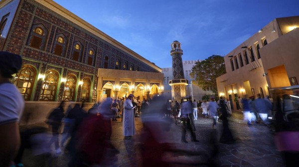 Umat Muslim juga wajib mengunjungi Masjid Biru di Doha. Masjid ini menjadi ikonnya kota Doha dalam mengenalkan Islam kepada jutaan orang di dunia. (Mahmud Hams/AFP/Getty Images)  