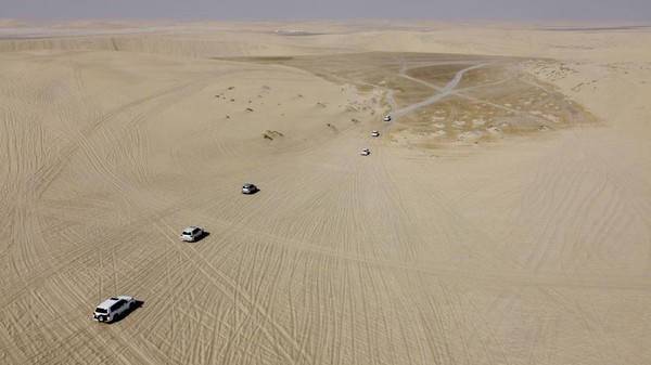 Qatar terkenal dengan hamparan padang pasirnya. Kamu bisa mengikuti Safari Gurun Doha dengan menggunakan kendaraan 4X4. (Ercin Erturk/Getty Images)  