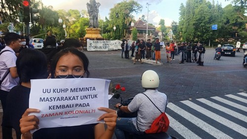 Aksi demo di Patung Catur Muka Denpasar, Bali pada Kamis (8/12/2022) sore. Mereka yang mengaku sebagai gabungan dari masyarakat ini menolak tegas 5 pasal yang tercantum dalam KUHP yang baru disahkan pada beberapa waktu lalu. (Ni Made Lastri Karsiani Putri-detikBali)