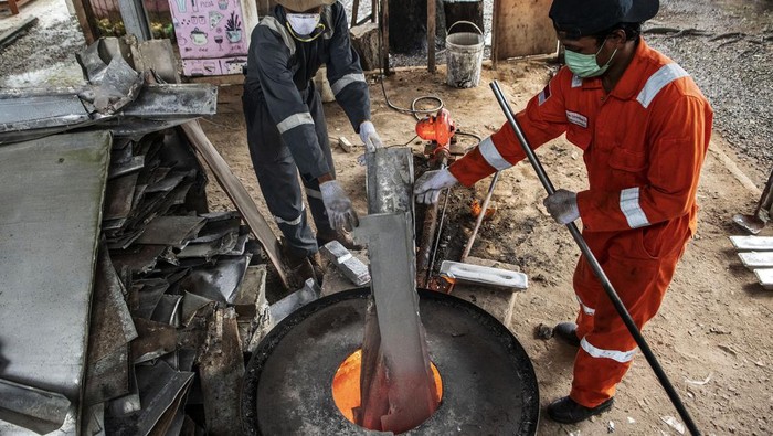 Aluminium Bekas 'Disulap' Jadi Baling-baling Kapal Pekerja memasukkan aluminium yang merupakan material sisa proses operasi ke dalam tungku untuk dilebur di bengkel/workshop Telihan Recycle, Bontang, Kalimantan Timur, Rabu (7/12/2022). Telihan Recycle yang merupakan UMKM mitra binaan PT Badak NGL, berinovasi mengolah aluminium pembungkus pipa gas (insulation) yang sudah tak terpakai milik PT Badak NGL serta sisa aluminium masyarakat dari mesin perbengkelan, peralatan rumah tangga dan lain-lain menjadi baling-baling perahu nelayan, yang dijual dengan harga Rp15.000 per unit.