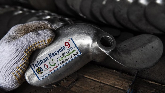 Aluminium Bekas 'Disulap' Jadi Baling-baling Kapal Pekerja memasukkan aluminium yang merupakan material sisa proses operasi ke dalam tungku untuk dilebur di bengkel/workshop Telihan Recycle, Bontang, Kalimantan Timur, Rabu (7/12/2022). Telihan Recycle yang merupakan UMKM mitra binaan PT Badak NGL, berinovasi mengolah aluminium pembungkus pipa gas (insulation) yang sudah tak terpakai milik PT Badak NGL serta sisa aluminium masyarakat dari mesin perbengkelan, peralatan rumah tangga dan lain-lain menjadi baling-baling perahu nelayan, yang dijual dengan harga Rp15.000 per unit.