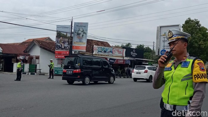 Anggota Polres Klaten berjaga di simpang tiga masjid Al Aqsha, Klaten Utara, Kamis (8/12/2022).