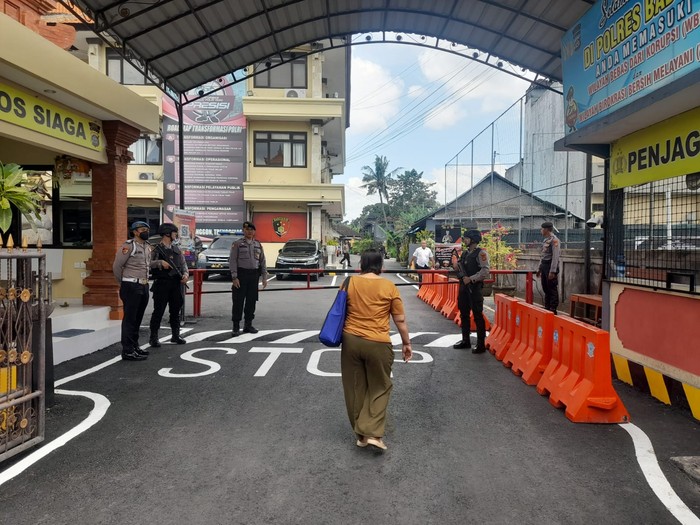 Anggota Samapta bersenjata laras panjang siaga di pintu masuk Polres Badung, Kamis (8/12/2022). Foto: IST