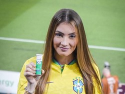 8 Foto Istri Pesepak Bola Casemiro, WAGs Brasil Pakai Jersey Crop di Qatar