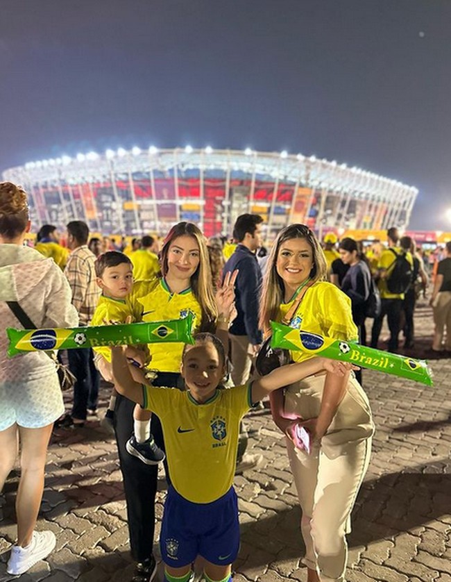 Kedua anak mereka pun hadir mendukung Casemiro di Piala Dunia. Foto: dok. Instagram