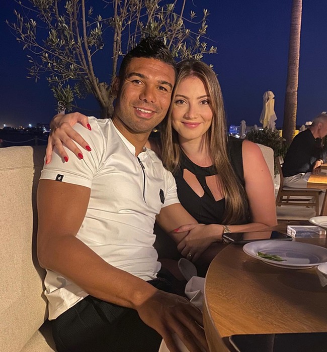 Inilah potret mesra Anna dan Casemiro dalam makan malam romantis mereka. Foto: dok. Instagram