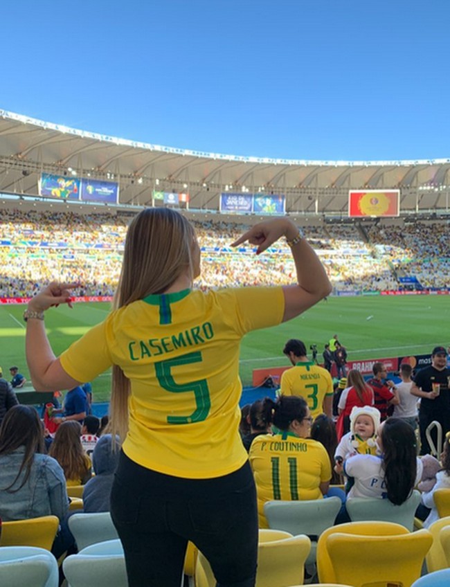 Anna dengan bangga kerap menggunakan jersey saat mendukung sang suami berlaga. Foto: dok. Instagram