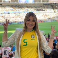 Potret lainnya wanita yang berprofesi sebagai makeup artist itu dengan jersey Brasil. Dia memadankannya dengan blazer di penampilannya di stadion bola di Brasil.Foto: dok. Instagram
