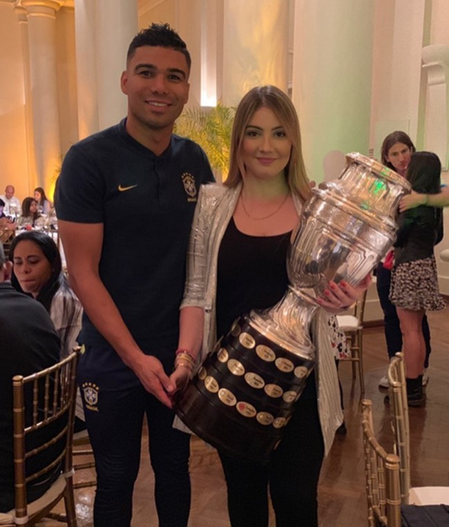 Anna dengan membawa piala kemenangan Casemiro. Foto: dok. Instagram