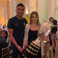 Anna dengan membawa piala kemenangan Casemiro. Foto: dok. Instagram