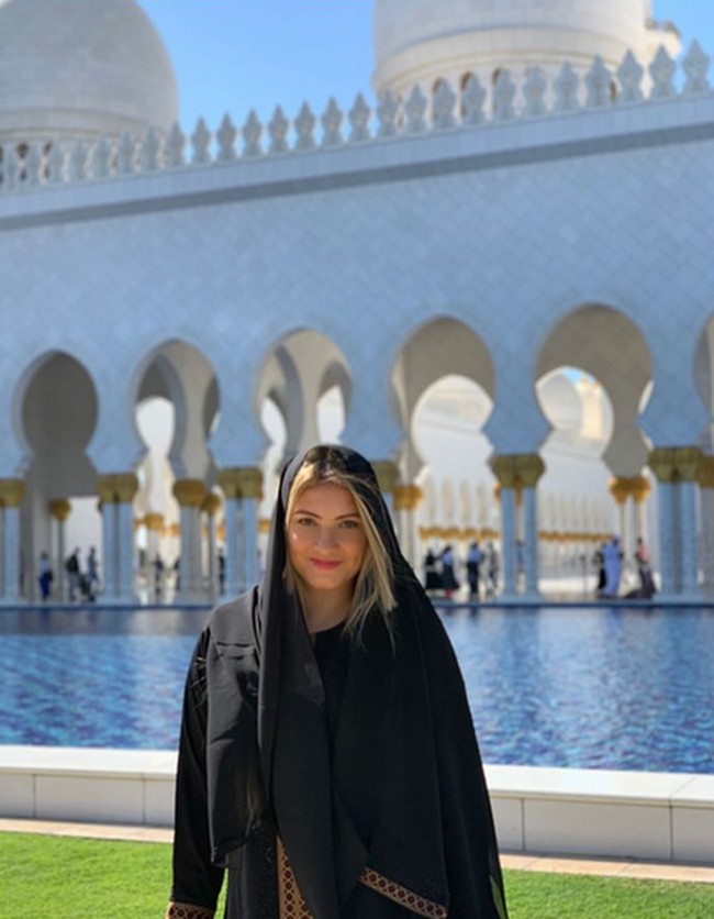 Potret cantik Anna Mariana Casemiro dengan abaya dan kerudung saat berlibur di Masjid Sheikh Zayed di Abu Dhabi. Foto: dok. Instagram