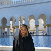 Potret cantik Anna Mariana Casemiro dengan abaya dan kerudung saat berlibur di Masjid Sheikh Zayed di Abu Dhabi. Foto: dok. Instagram