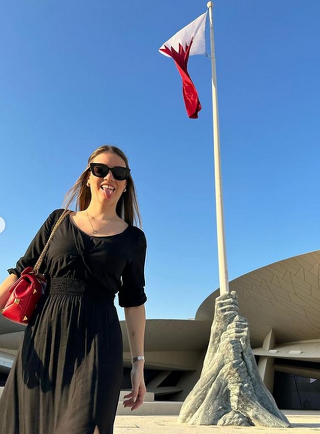 Anna Mariana Casemiro menjadi pendukung setia sang suami di Piala Dunia 2022. Dia pun ikut ke Qatar. Anna Mariana sempat berjalan-jalan di Museum Nasional di Qatar. Foto: dok. Instagram