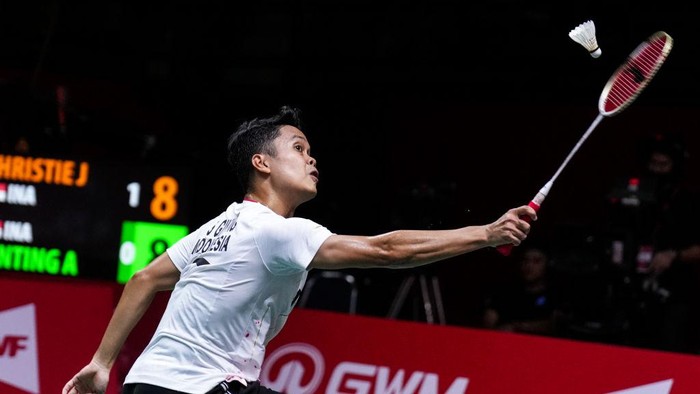 BANGKOK, THAILAND - DECEMBER 07: Anthony Sinisuka Ginting of Indonesia competes in the Mens Singles Round Robin match against Jonatan Christie of Indonesia during day one of the HSBC BWF World Tour Finals 2022 at Nimibutr Arena on December 07, 2022 in Bangkok, Thailand. (Photo by Shi Tang/Getty Images)