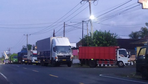 Potret antrean truk untuk pengisian BBM jenis solar di SPBU Banyubiru, Kecamatan Negara, Kabupaten Jembrana, Rabu (07/12/2022).