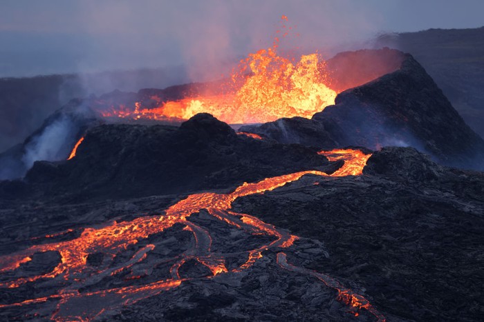 Apa saja perbedaan magma dan lava? Magma dan lava adalah material yang dikeluarkan oleh gunung api saat terjadi proses erupsi. Cek serba-serbi magma dan lava.