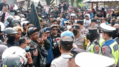 Aksi Aremania Macetkan Malang-Surabaya 3 Km hingga Sujud di Hadapan Polisi