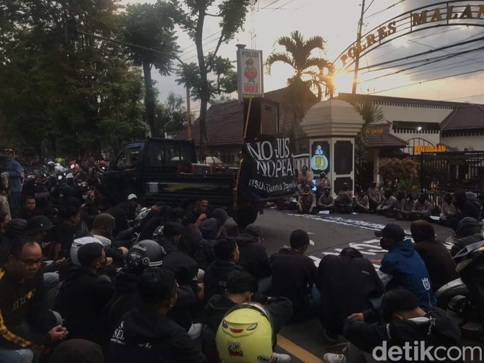 Aremania Kirim Doa untuk 135 Korban Tragedi Kanjuruhan di Mapolres Malang