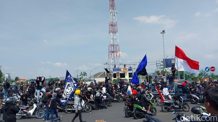 aremania turun ke jalan di simpang empat karanglo malang usut tuntas kanjuruhan