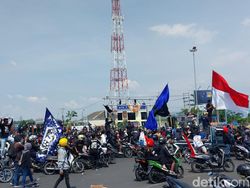 Usai Tutup Simpang 4 Karanglo, Aremania Geruduk Polres Malang Kota-Mako Brimob