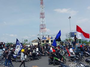 Usai Tutup Simpang 4 Karanglo, Aremania Geruduk Polres Malang Kota-Mako Brimob