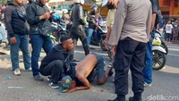 Aremania sujud di hadapan polisi memohon Tragedi Kanjuruhan yang menelan 135 korban jiwa diusut tuntas. (Foto: M Bagus Ibrahim/detikJatim)