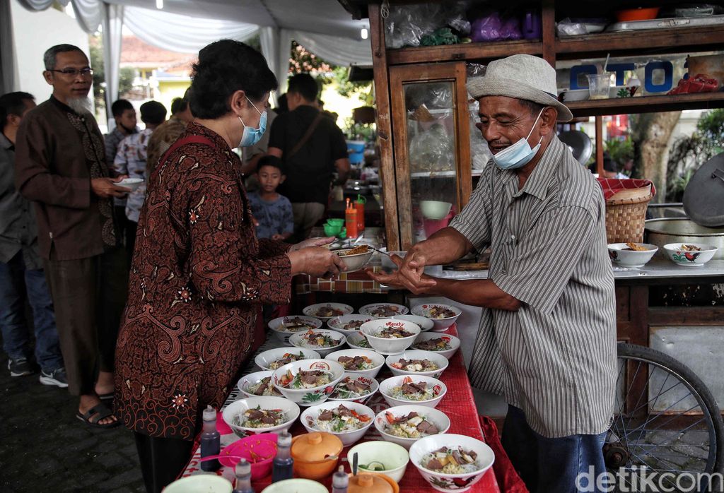 Warga gelar nobar rangkaian pernikahan Kaesang dan Erina di Gedung Serbaguna Purwosari, Sleman, Yogyakarta. Selain ada nobar, ada juga bazar UMKM gratis.