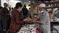 Selain ada nobar, warga juga menggelar bazar UMKM gratis.