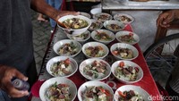 Berbagai menu di stan UMKM pun disiapkan. Mulai dari mi ayam, bakso, soto, angkringan, dan lain sebagainya. Semuanya gratis.