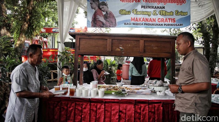 Warga gelar nobar rangkaian pernikahan Kaesang dan Erina di Gedung Serbaguna Purwosari, Sleman, Yogyakarta. Selain ada nobar, ada juga bazar UMKM gratis.