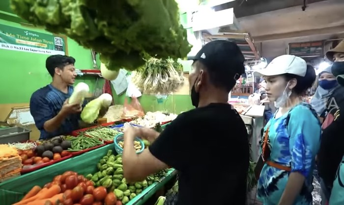 Ayah Ojak Keseruan Ayah Ojak belanja hingga panen sayur