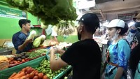 Seperti momennya saat ini yang terlihat membeli beberapa jenis sayuran di sebuah lapak. Ayah Ojak mengatakan kalau ingin memasak sayur asem. Foto: YouTube Trans7 Official / Qiss You TV