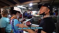 Tak hanya mengunjungi lapak sayuran, tapi Ayah Ojak ditemani Ayu Ting Ting juga berbelanja di lapak ikan segar. Kehadirannya langsung membuat heboh para penjual di pasar tersebut. Foto: YouTube Trans7 Official / Qiss You TV