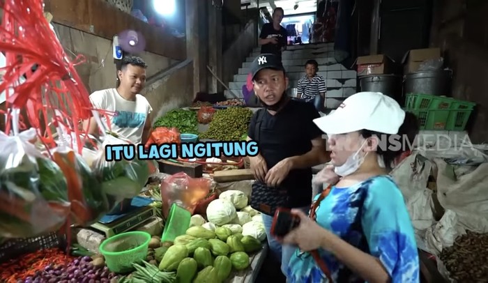 Ayah Ojak Keseruan Ayah Ojak belanja hingga panen sayur