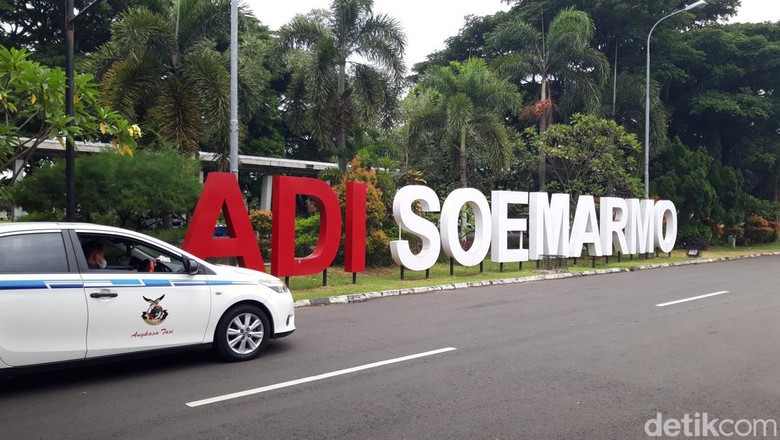 Bandara Adi Soemarmo Suasana terminal kedatangan domestik bandara Adi Soemarmo, Boyolali.