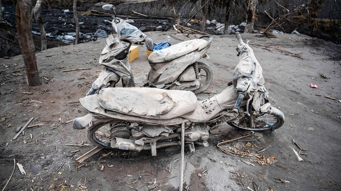 Dua unit kendaraan bermotor yang terkubur material vulkanik Gunung Semeru telah berhasil dievakuasi. Begini kondisi motor tersebut usai beberapa hari terkubur.