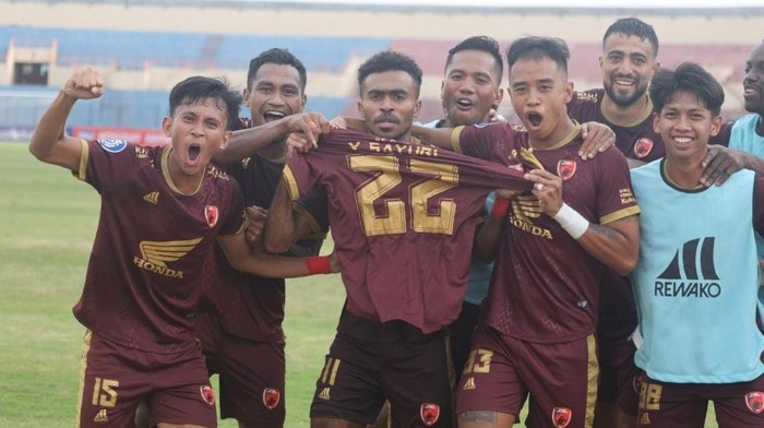Bek PSM Yance Sayuri selebrasi usai mencetak gol ke gawang Persita Tangerang.