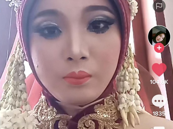 Beredar foto makeup pilihan sendiri dan di rumah mertua viral di media sosial. Beredar foto makeup pilihan sendiri dan di rumah mertua viral di media sosial.