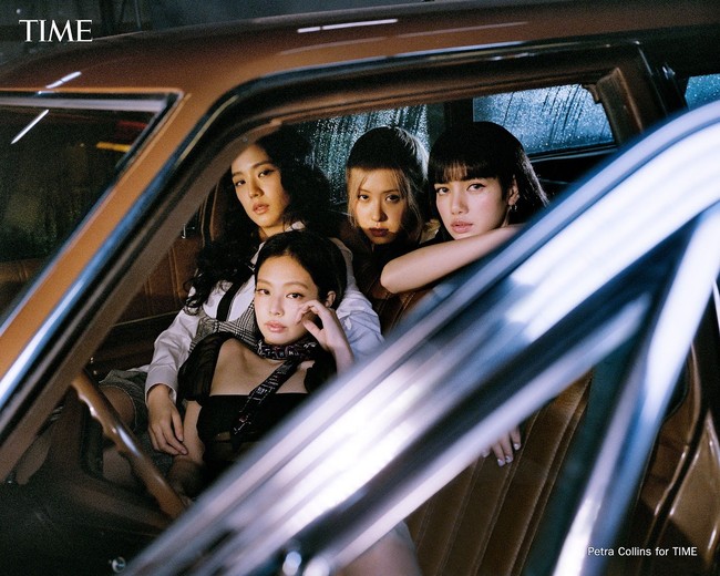 Selama ini personel BLACKPINK juga memakai busana berbeda keluaran brand yang menjadi perwakilannya. Jennie dengan Chanel, Jisoo dengan Dior, Lisa dengan Celine, dan Rose dengan Yves Saint Laurent. Foto: dok. TIME Magazine