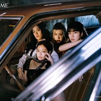 Selama ini personel BLACKPINK juga memakai busana berbeda keluaran brand yang menjadi perwakilannya. Jennie dengan Chanel, Jisoo dengan Dior, Lisa dengan Celine, dan Rose dengan Yves Saint Laurent. Foto: dok. TIME Magazine