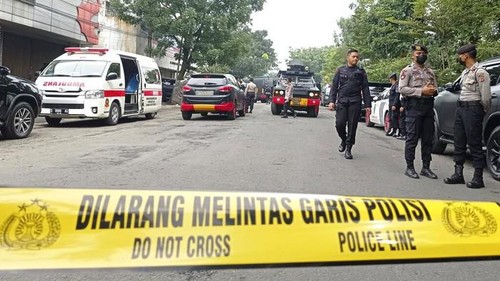 Petugas kepolisian melakukan penjagaan ketat di depan lokasi bom bunuh diri di kawasan Astana Anyar, Bandung