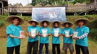 Para petani menunjukkan beras hasil panen di Desa Purwabakti, Kabupaten Bogor Jawa Barat. 