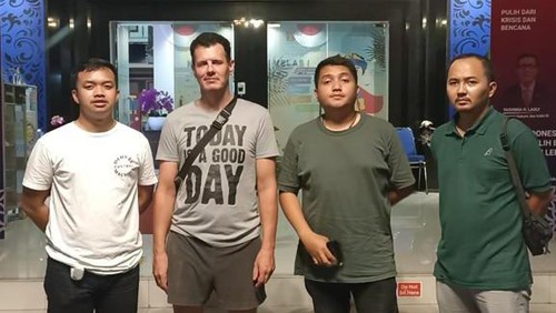 Tyler DeLoreal (dua dari kiri) diamankan petugas Imigrasi usai jualan burger di Kuta.