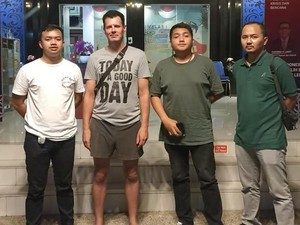 Bule Inggris Viral Jualan Burger di Kuta Ditangkap Imigrasi