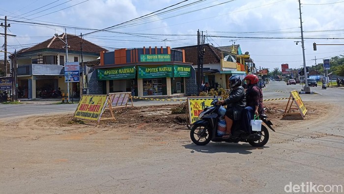 Bundaran simpang 4 Kanigoro, Blitar dibongkar