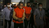 Bupati Bangkalan Abdul Latif Amin Imron ditahan untuk 20 hari ke depan. 
