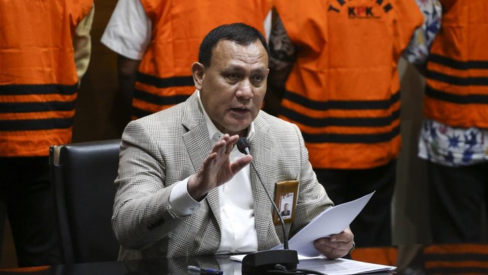 Bupati Bangkalan Ditahan KPK Ketua KPK Firli Bahuri memberikan keterangan pers terkait penangkapan dan penahanan Bupati Bangkalan Abdul Latif Amin Imron di Gedung Merah Putih KPK, Jakarta, Rabu (7/12/2022). KPK resmi menahan Bupati Bangkalan Abdul Latif Amin Imron serta lima orang tersangka lainnya yaitu Kepala Badan Kepegawaian dan Pengembangan Sumber Daya Aparatur Kabupaten Bangkalan, Agus Eka Leandy, Kepala Dinas Pekerjaan Umum dan Penataan Ruang Kabupaten Bangkalan, Wildan Yulianto, Kepala Dinas Ketahanan Pangan Kabupaten Bangkalan, Achmad Mustaqim, Kepala Dinas Pemberdayaan Masyarakat dan Desa Kabupaten Bangkalan, Hosin Jamili, dan Kepala Dinas Perindustrian dan Tenaga Kerja Kabupaten Bangkalan, Salman Hidayat atas kasus dugaan suap lelang jabatan di Kabupaten Bangkalan, Jawa Timur. ANTARA FOTO/Rivan Awal Lingga/YU