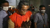 Bupati Bangkalan Abdul Latif Amin Imron ditahan KPK terkait kasus dugaan suap jual beli jabatan, Kamis (8/12/2022) dini hari. Abdul Latif diduga menerima uang suap total hingga Rp 5,3 miliar.